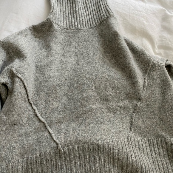 Gray turtleneck sweating with tailored stitching - Picture 5 of 11